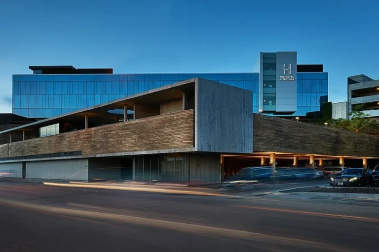 Exterior of Midtown Athletic Club, Chicago, home to indoor and outdoor pickleball courts in Chicago, IL.